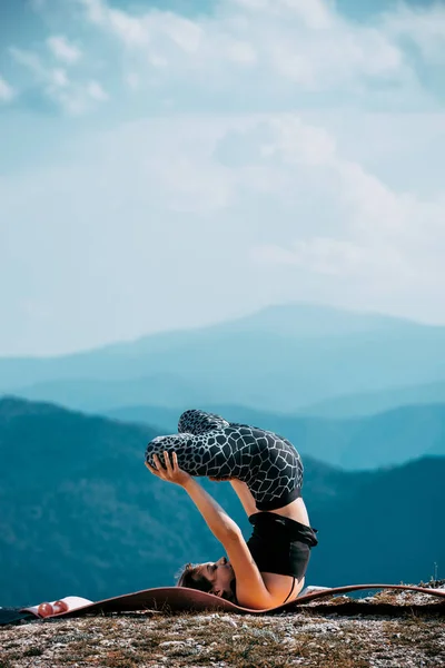 山の中でヨガをしている女性は — ストック写真