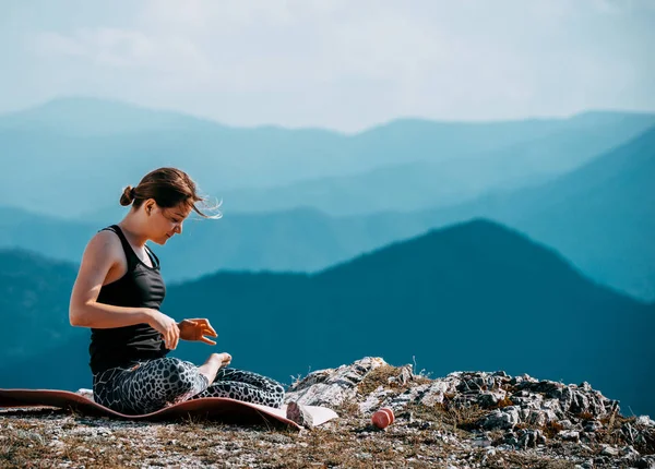 Yoga Fitness Woman Doing Yoga Exercises Mountain Peak — Stock Photo, Image