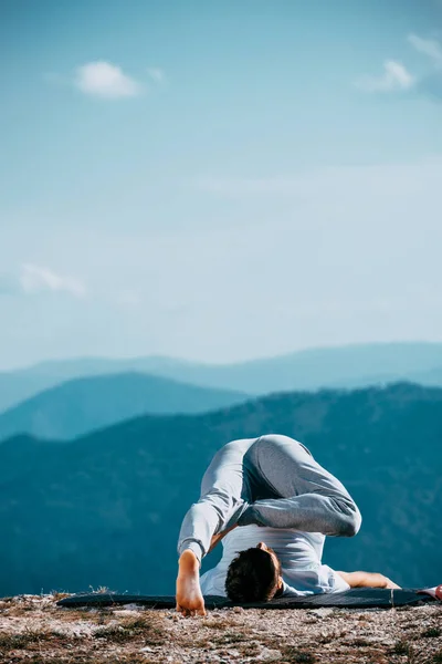 Pareja Casual Relaja Haciendo Estiramiento Yoga Las Montañas — Foto de Stock