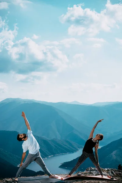 コーカサス山脈を背景にヨガをするアクティブな若者たち — ストック写真