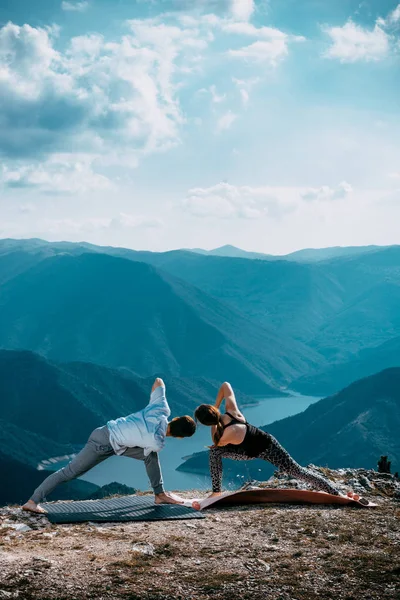 Personas Activas Dedicadas Yoga Las Montañas Del Cáucaso Disfrutan Naturaleza — Foto de Stock
