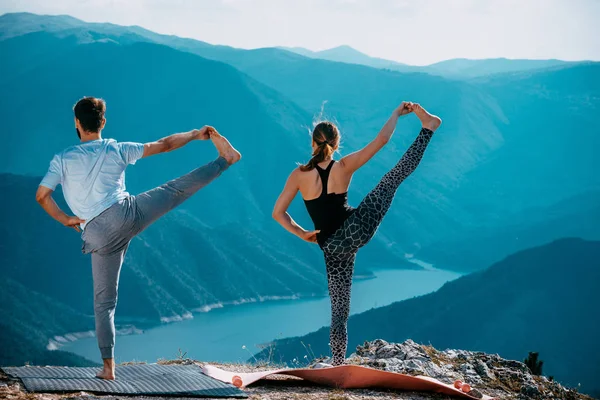 Hombre Mujer Haciendo Pareja Yoga Aire Libre Una Pareja Joven — Foto de Stock
