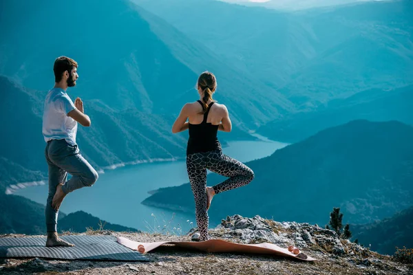 Joven Pareja Practicando Yoga Juntos Cima Montaña Sobre Cielo Azul — Foto de Stock