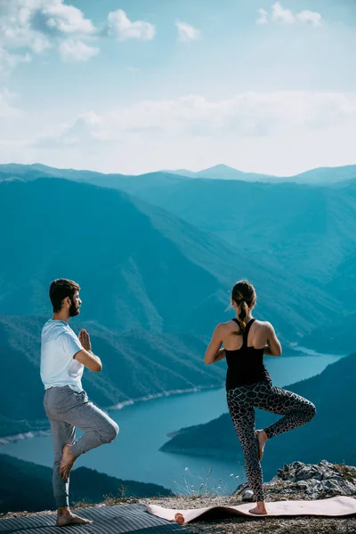 Joven Pareja Colorido Traje Deportivo Está Practicando Yoga Pico Contra — Foto de Stock