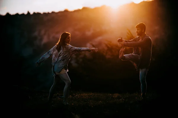 Vista Completa Par Bailarines Urbanos Femeninos Masculinos Actuando Haciendo Freestyling — Foto de Stock