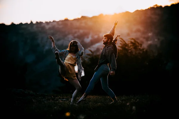 Férias Verão Conceito Adolescente Dança Casal Adolescentes Dançando Fora — Fotografia de Stock