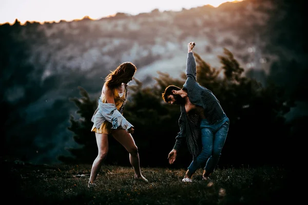 Casal Sensual Realizando Uma Dança Artística Emocional Contemporânea — Fotografia de Stock