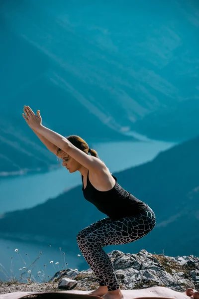 Йога Фитнес Женщина Занимающаяся Йогой Горной Вершине — стоковое фото