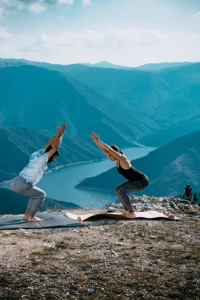 Hermosa Pareja Está Practicando Yoga Roca Por Encima Del Gran — Foto de Stock