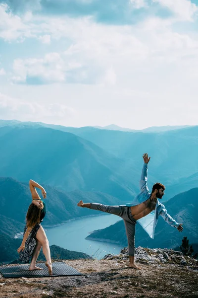 Romántica Pareja Amorosa Joven Bailando Aire Libre Bajo Cielo Azul — Foto de Stock