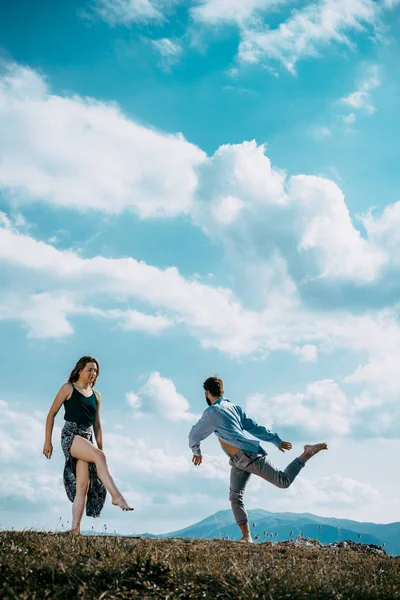 Belleza pareja bailando social danse sobre cielo con nubes — Foto de Stock