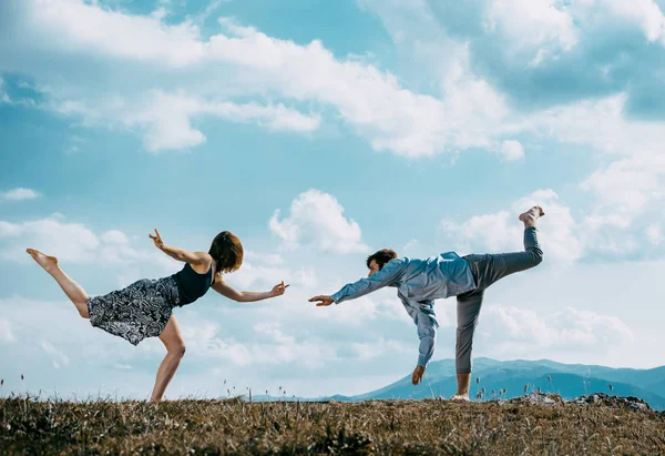 Dois dançarinos modernos praticando dança no penhasco da montanha — Fotografia de Stock