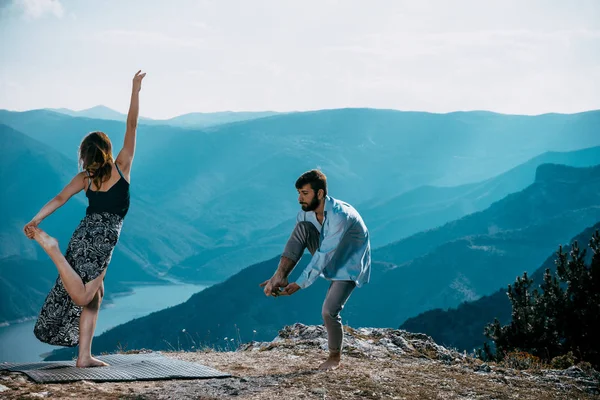 Acrobat pose de um talentoso, jovens dançarinos exercício moderno da — Fotografia de Stock