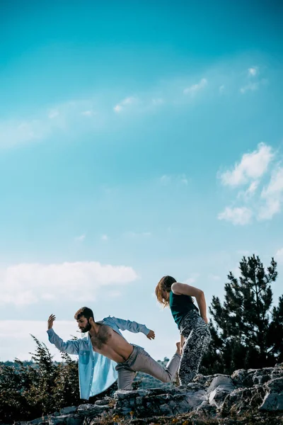 Acrobat posera av en två begåvade, unga dansare på berget — Stockfoto