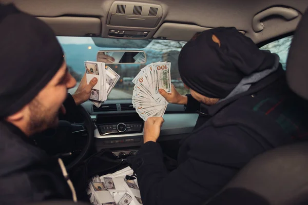 Két boldog bankrablók ünnepli a sikeres találatot miközben si — Stock Fotó