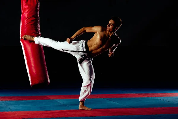 Красивый Мужчина Рубашки Тренируется Боксерской Грушей Изолированной Черном — стоковое фото