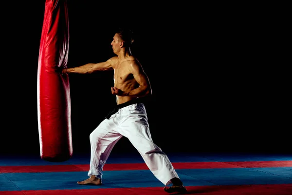 Joven Boxeador Haciendo Poco Entrenamiento Saco Boxeo Gimnasio — Foto de Stock