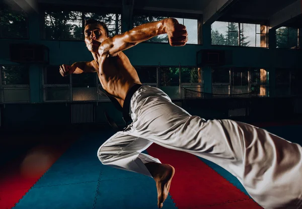 Jovem Pugilista Fazendo Algum Treinamento Saco Perfuração Ginásio — Fotografia de Stock