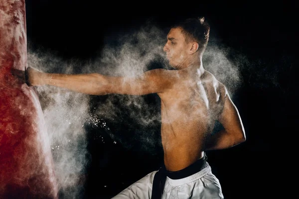 Bello Uomo Senza Camicia Che Esercita Con Sacco Boxe Isolato — Foto Stock