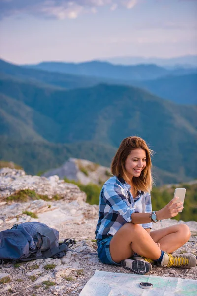 Una Señora Tomando Selfie Con Teléfono Desde Parte Superior Del — Foto de Stock