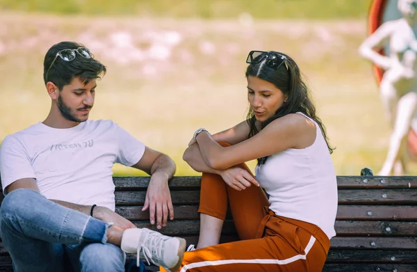 Caucaso Casuale Coppia Uomo Donna Flirtare Ridere Felice Parco Con — Foto Stock