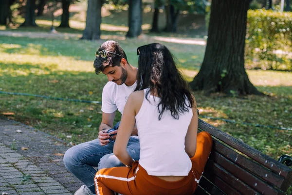Amigos Pareja Riéndose Conversando Sentados Banco Parque —  Fotos de Stock