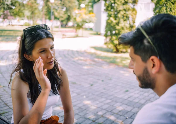 Casal Alegre Sentado Cara Cara Banco Parque Falando — Fotografia de Stock