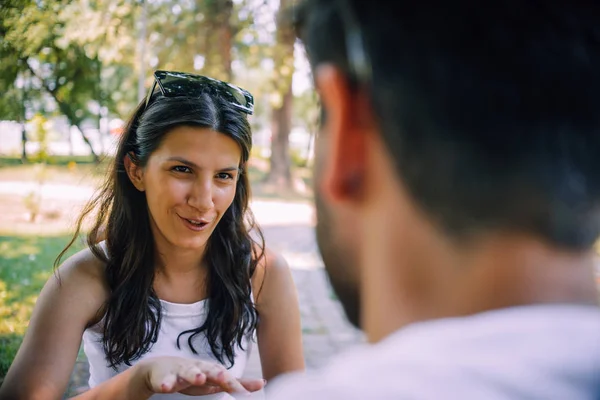 Happy Caucasian Casual Ludzie Dyskutują Relaks Podczas Siedzenia Parku — Zdjęcie stockowe