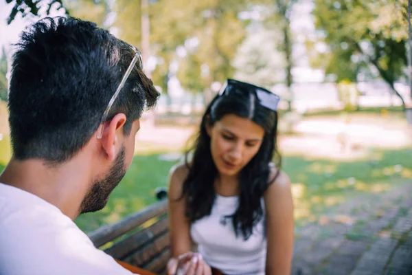 Bästa Vänner Njuter Tid Tillsammans Utomhus Bänken Begreppet Två Personer — Stockfoto