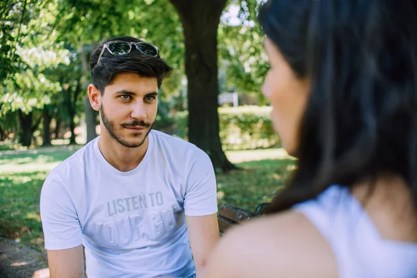 Sortir Ensemble Jeune Couple Assis Dans Parc Été Beau Jeune — Photo