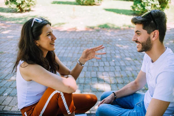 Freunde Oder Paare Lachen Und Unterhalten Sich Auf Einer Bank — Stockfoto