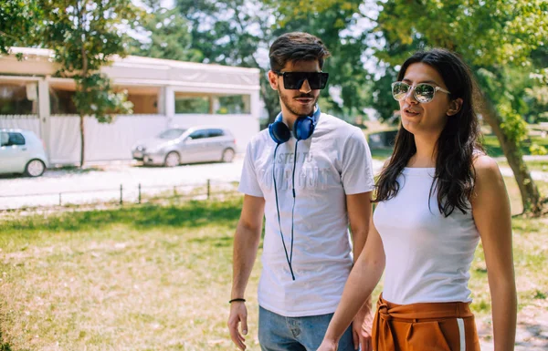 Retrato Pareja Sonriente Alegre Hombre Joven Mujer Morena Hablando Pie —  Fotos de Stock