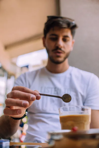 Junger Mann Trinkt Kaffee Auf Der Straße Während Den Tag — Stockfoto