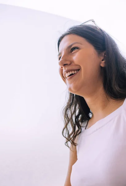 Close Retrato Uma Mulher Negócios Feliz Sorrindo Para Fora Cafetaria — Fotografia de Stock