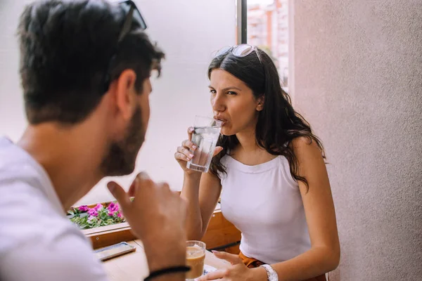 Verliebte Paare Sitzen Einem Café Dicht Beieinander Und Genießen Ihre — Stockfoto