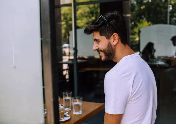 Sorridente Uomo Avendo Caffè Ristorante All Aperto — Foto Stock