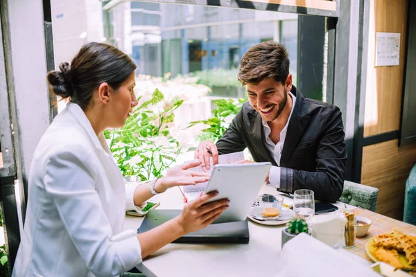 Άνδρες Και Γυναίκες Επιχειρηματικοί Εταίροι Που Κάθονται Στο Καφέ Και — Φωτογραφία Αρχείου