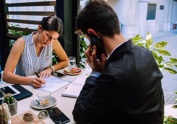 Elegante Hombre Negocios Compartiendo Sus Ideas Con Colega Reunión Restaurante — Foto de Stock