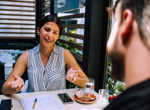 Coppia Uomini Affari Che Parlano Mentre Fanno Colazione Incontro — Foto Stock