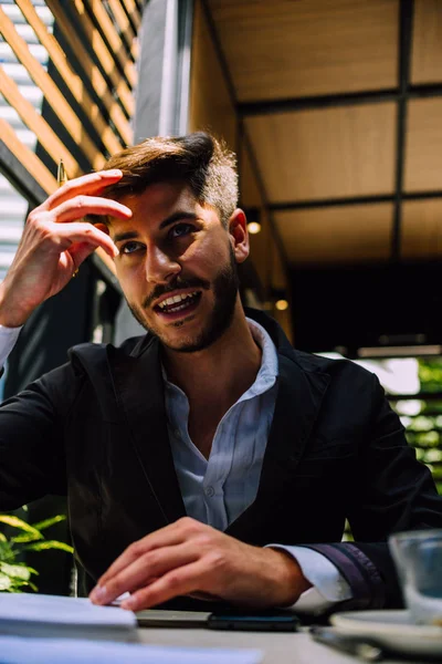 Joven Alegre Empresario Atractivo Que Trabaja Ordenador Tableta Cafetería —  Fotos de Stock