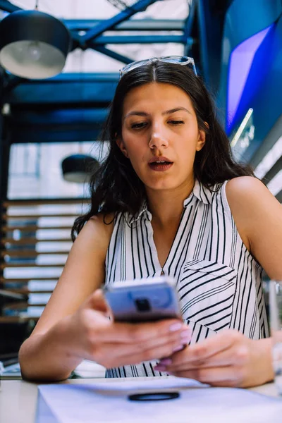 Retrato Una Joven Muy Feliz Que Tiene Teléfono Inteligente Una —  Fotos de Stock