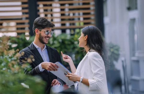 Equipo Negocios Seguro Hombre Mujer Pie Aire Libre Concepto Espíritu —  Fotos de Stock