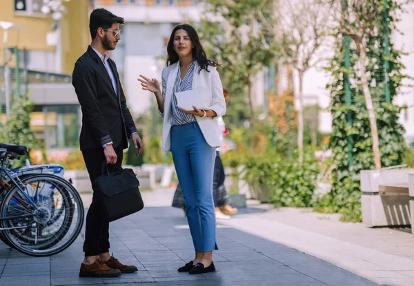 Zakenvrouw Gesprek Met Zakenpartner Met Koffer Staand Gesprek Het Werk — Stockfoto