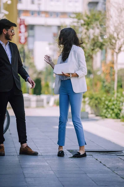 Joven Alegre Hombre Mujer Están Discutiendo Trabajo Calle Concepto Negocio —  Fotos de Stock