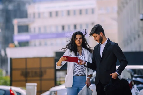 Negocio Comunicación Concepto Personas Pareja Colegas Trabajadores Oficina Hablando Calle —  Fotos de Stock