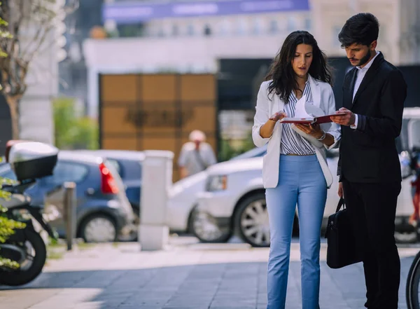 Hermoso Hombre Mujer Éxito Con Ropa Elegante Guardando Nota Mientras —  Fotos de Stock