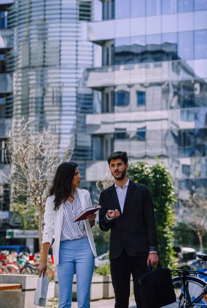 Vista Frontal Una Feliz Pareja Ejecutivos Caminando Hablando Calle Con —  Fotos de Stock