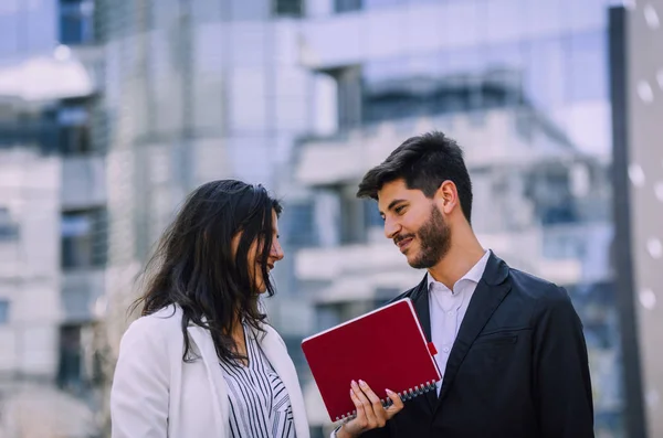 Negocio Comunicación Concepto Personas Pareja Colegas Trabajadores Oficina Hablando Calle — Foto de Stock