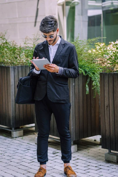 Empresário Moderno Com Óculos Sol Usando Tablet Digital Livre — Fotografia de Stock