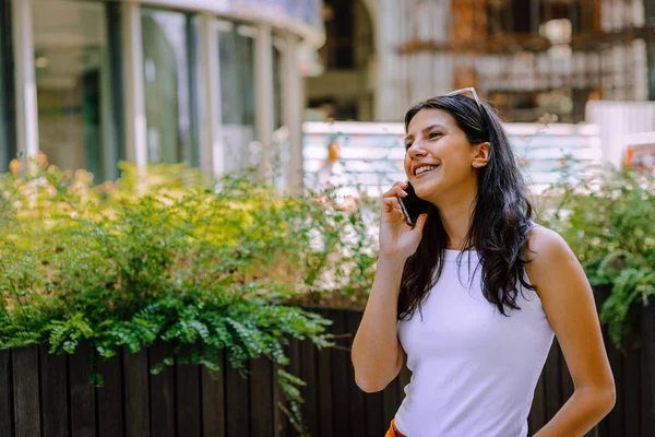 Retrato Una Mujer Joven Atractiva Sonriendo Hablando Por Teléfono Móvil — Foto de Stock
